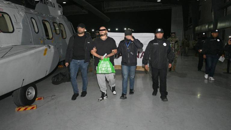 Autoridades federales trasladan a Daniel Alfredo “N” tras su captura en el puerto de Mazatlán.