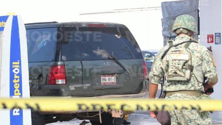 Los cuerpos de las víctimas quedaron al interior de la camioneta en una gasolinera al norte de Culiacán.