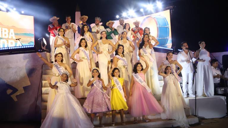 Los aspirantes a los reinados posan juntos al cierre del evento, marcando el inicio del camino rumbo al Carnaval 2026.