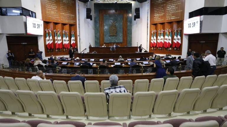En el Congreso de Sinaloa, PRI y PAN critican imposición y falta de diálogo en reforma de transparencia.