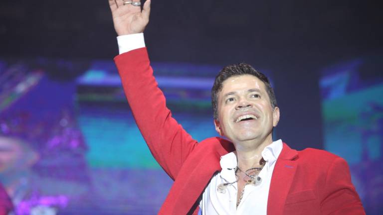 Jorge Medina, ex vocalista de La Arrolladora Banda El Limón, conquistó con su música al público que se dio cita en la Plazuela República para festejar el Grito de Independencia.