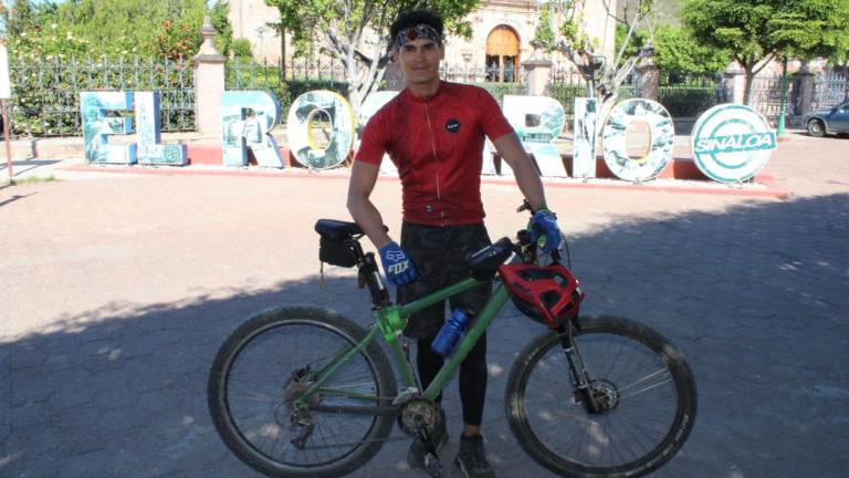 El ciclista Osmid Figueroa, de 27 años, ha viajado por Baja California, Sonora y Sinaloa desde que inició su viaje en bicicleta, y tiene como propósito llegar hasta Cancún.