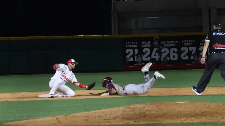 Juan Mora saca en segunda a Fernando Villegas.