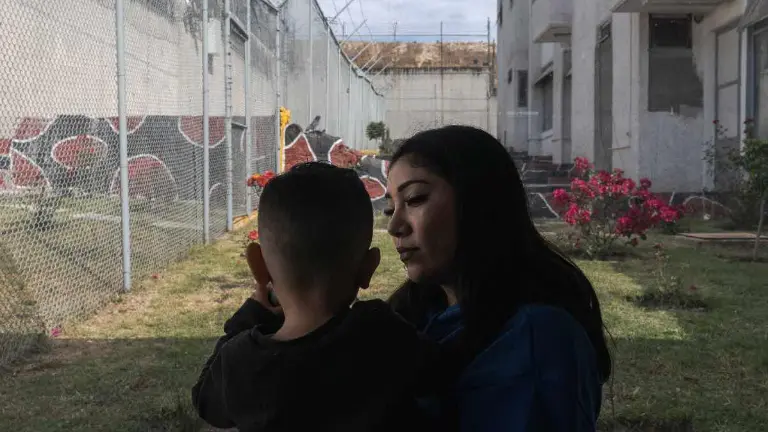 Organizaciones advierten que la edad no debe ser un criterio para separarlos de sus madres.