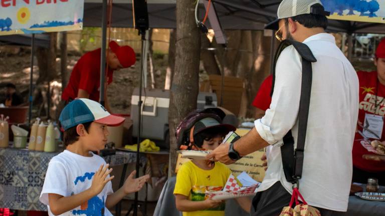 Un bazar local, con café y pizza, además de actividades recreativas y música en vivo fueron parte del festejo.