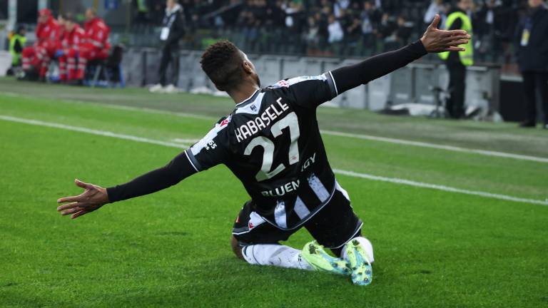 Christian Kabasele abrió el marcador por el Udinese sobre la Fiorentina.