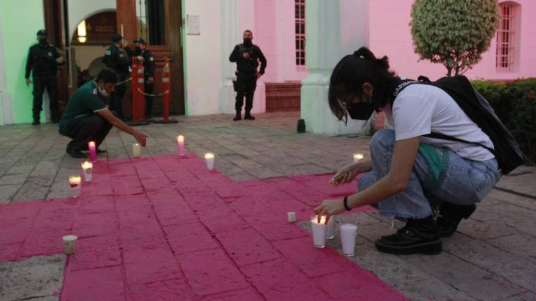 ‘Nos apachurra el corazón’ dicen mujeres que realizan vigilia por feminicidios en Culiacán