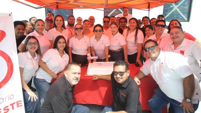 Personal de Noroeste compartieron el pastel de 53 Aniversario con los mazatlecos.