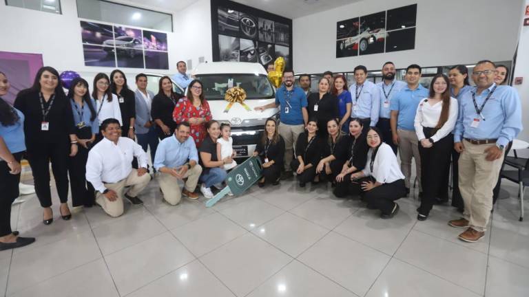 Dona Toyota dos vehículos al CRIT Teletón Sinaloa, que se construye en Mazatlán