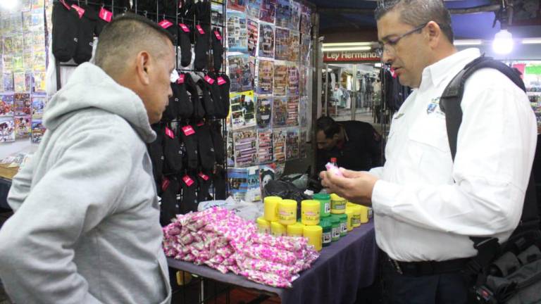 El coordinador de Protección Civil municipal, Eloy Ruiz, revisa los cohetes que venden los comerciantes en el Centro.