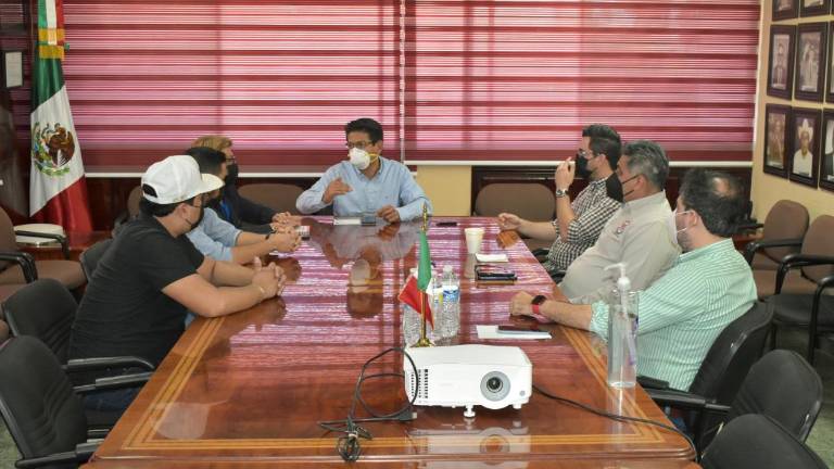 Martín Ahumada Quintero, Presidente Municipal, se reúne con propietarios de bares y restaurantes.