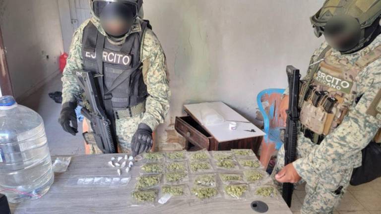 Elementos del Ejército Mexicano aseguraron diversas dosis de droga en viviendas abandonadas durante un operativo en Culiacán.