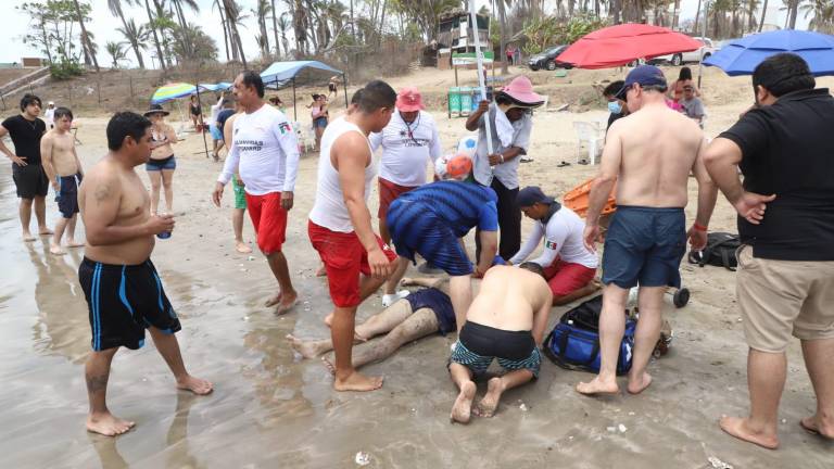 Se ahogan dos turistas en playas de Mazatlán