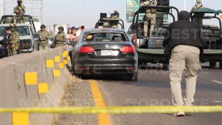 Autoridades estatales resguardan la zona del ataque contra el agente de tránsito en La Costerita.