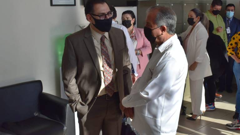 Jesús Estrada Ferreiro con su abogado.