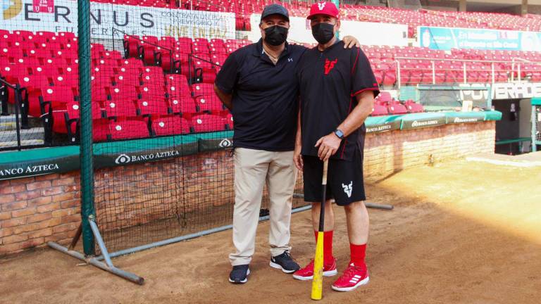 Roberto Saucedo (izq.) se mostró contento de volver a Mazatlán.