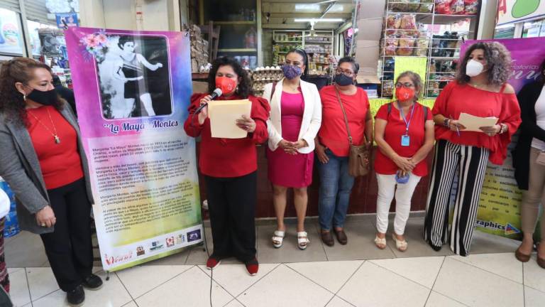 El Colectivo Historias de Venus durante la inauguración de la exposiciones de mujeres sinaloenses en el mercado Pino Suárez.