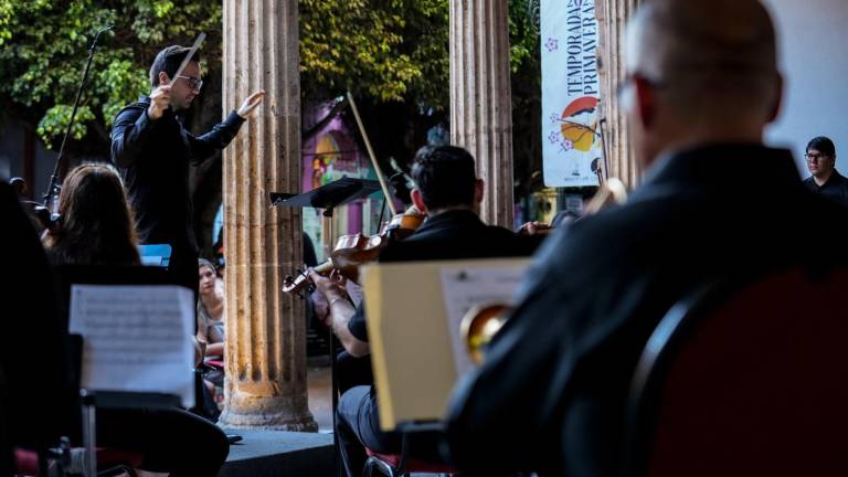 Sergio Freeman dirige la Camerata Mazatlán para interpretar el “Vals Alejandra”.