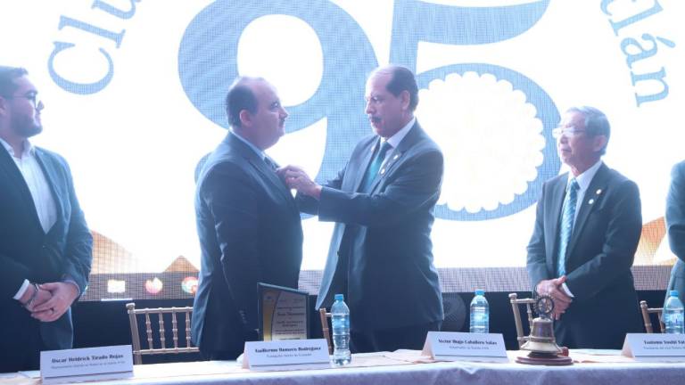 Víctor Hugo Caballero Salas, Gobernador de Rotary International, para los estados de Sinaloa, Sonora, BC y BCS, le coloca el Pin como Socio Honorífico a Guillermo Romero Rodríguez.