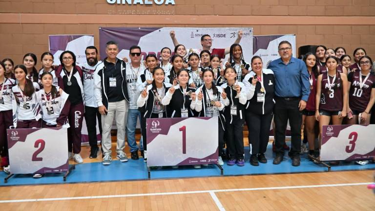 Las mazatlecas celebran su medalla dorada.