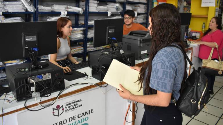 Reportan bajas ventas en centro de canje de útiles escolares en Culiacán