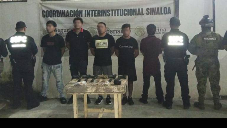 Cinco hombres fueron detenidos con seis armas cortas, cartuchos y diversas dosis de droga.