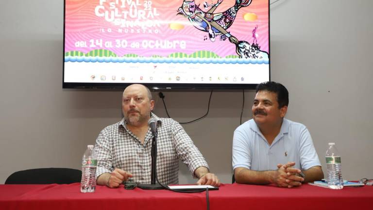 El escritor Martín Solares presentó la charla “Guadalajara, capital mundial del libro”, aquí junto al escritor Mazatleco Juan José Rodríguez.