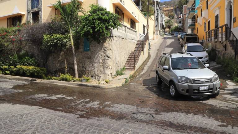 La fuga de aguas de drenaje se registra en la calle Paseo de Vista Hermosa en el fraccionamiento Balcones de Loma Linda.