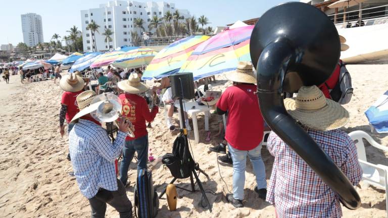 Grupos de banda sinaloense amenizan el día en las playas de Mazatlán.