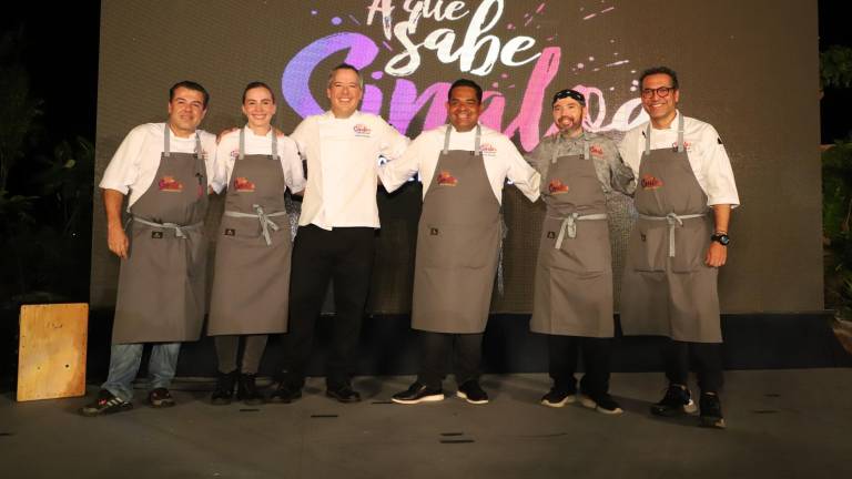 Los chefs protagonistas de A qué sabe Sinaloa se presentan con el público: Julián Portugal, Andrea Lizárraga, Héctor Peniche, Omar Serrano, Miguel Taniyama y Luis Osuna Vidaurri.