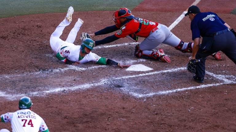 Carlos Sepúlveda llega de cabeza a la registradora con la carrera que terminó por marcar la diferencia en favor de Tomateros de Culiacán.