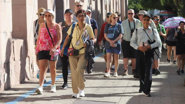 Turistas del crucero Norwegian Bliss recorren el Centro de Mazatlán.