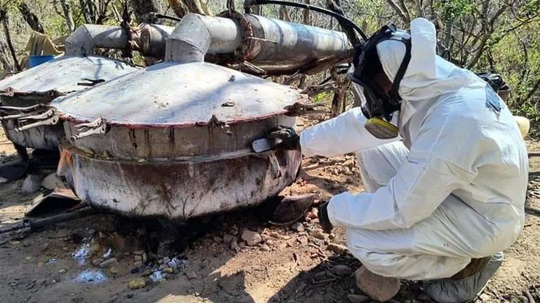 Autoridades federales desmantelaron el equipo industrial utilizado para fabricar drogas sintéticas.