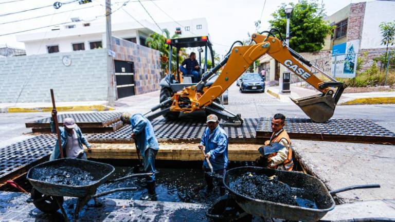 Inicia con los trabajos de desazolve del colector Roosevelt en el Centro Histórico de Mazatlán.