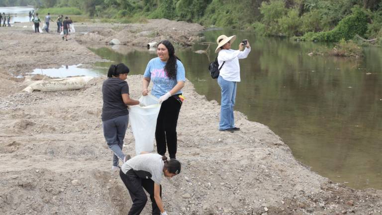 Cientos de personas se reúnen a limpiar el río Presidio en Mazatlán
