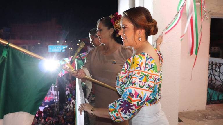 La Alcaldesa y su hija, Presidenta Municipal y del DIF respectivamente, izaron la bandera desde el palco principal.