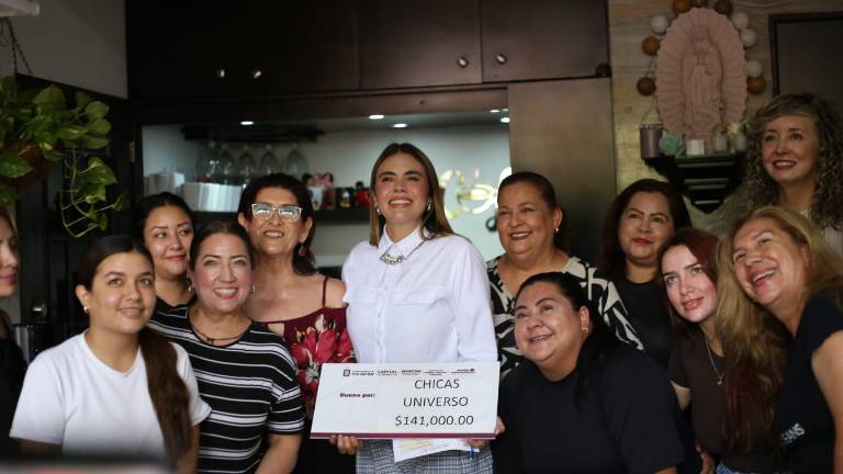 La Alcaldesa de Culiacán Ana Miriam Ramos Villarreal entrega apoyos a mujeres emprendedoras.