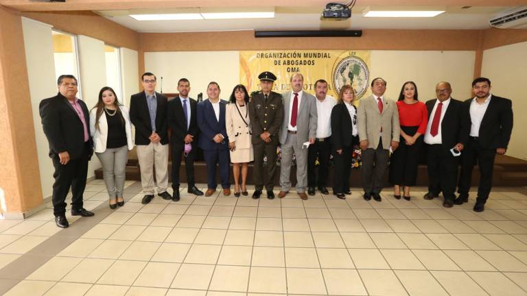 La nueva planilla de la Delegación de Sinaloa, de la Organización Mundial de Abogados, junto a algunos invitados especiales.