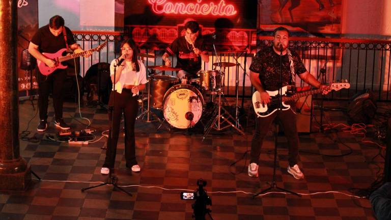 El artista Andrei Landeros acompañado del grupo Rock a la Uni, conformado por estudiantes, docentes y trabajadores universitarios.