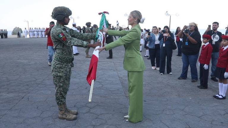 La Alcaldesa de Mazatlán, Estrella Palacios Domínguez, encabeza la conmemoración de la Bandera de México.