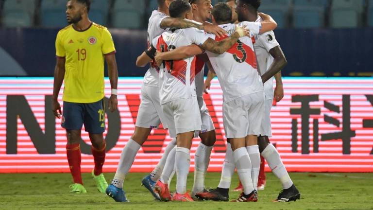 Perú se metió de lleno a la pelea tras vencer a Colombia.