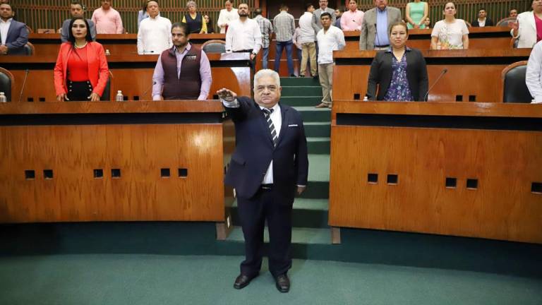 Ante el Pleno del Congreso de Guerrero, Gustavo Alarcón Herrera rindió protesta como Presidente Municipal de Chilpancingo.