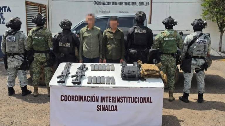 Elementos del GOES aseguraron fusiles M4, cartuchos y una camioneta blindada durante un operativo en Imala.
