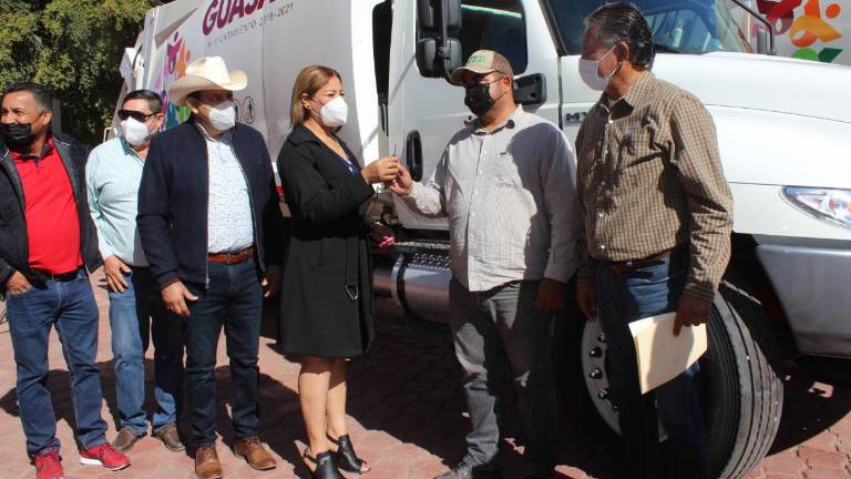 Autoridades y el sindicato en la entrega de las unidades.