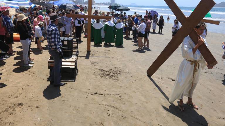 Viacrucis viviente que organiza el Templo de San Judas Tadeo se realiza por la playa.