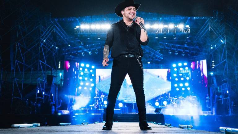 Christian Nodal canta por una buena causa en Mazatlán.