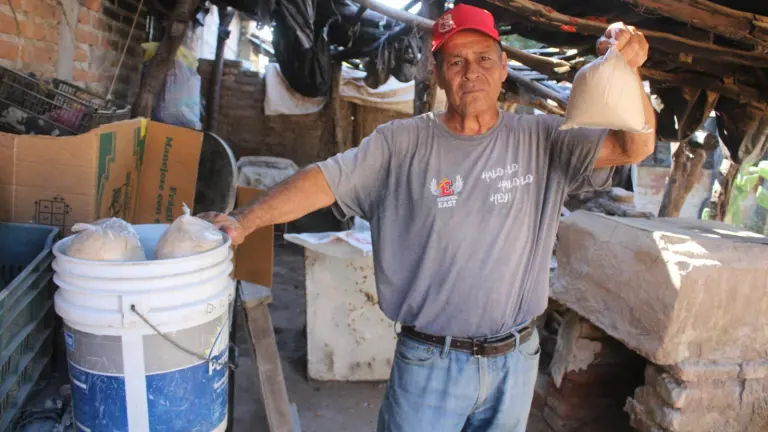 Manuel Isidro Orrante García elabora pinole de manera artesanal en Cacalotán, Rosario, dando continuidad a una tradición familiar de tres generaciones.