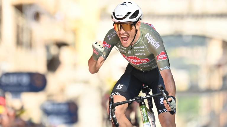 Stefano Oldani festeja su triunfo.