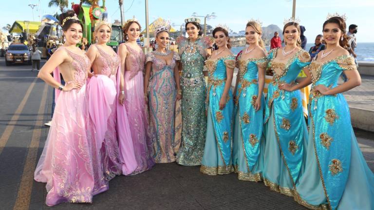 Ivanna Matamoros y Carolina Pérez, Reina de los Juegos Florales y Reina del Carnaval 2022, entre sus Princesas Reales, Brissia, Alina, Grecia, Marina, Arantxa, Ana Karenn y Dania, previo a subirse a las carrozas se toman una fotografía de recuerdo.
