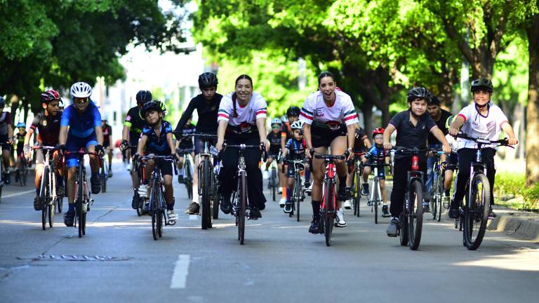 Luz Daniela y Antonieta Gaxiola inspiraron a los jóvenes ciclistas.